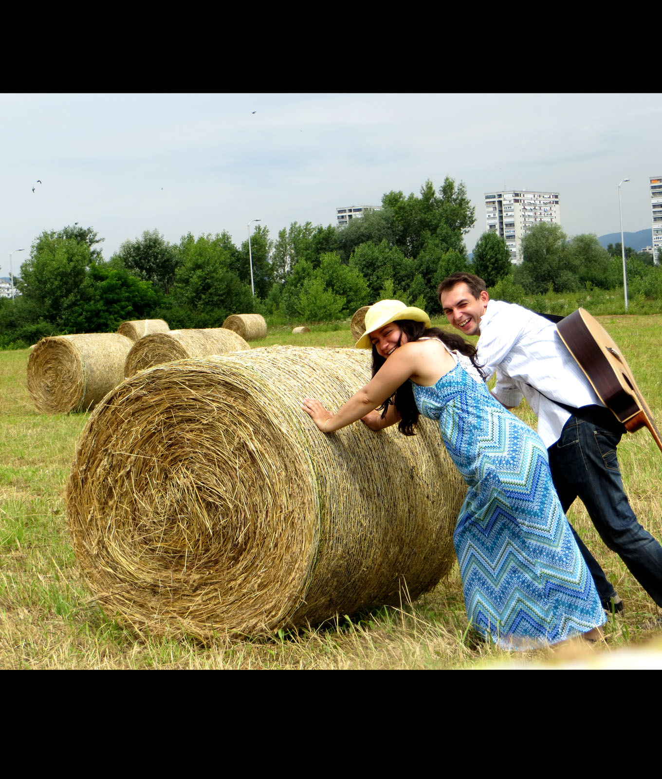 Skupljanje sijena, duo za vjenčanja, igla u plastu sijena, sunce, ljeto, ljetna haljina, Sloboština, Novi Zagreb