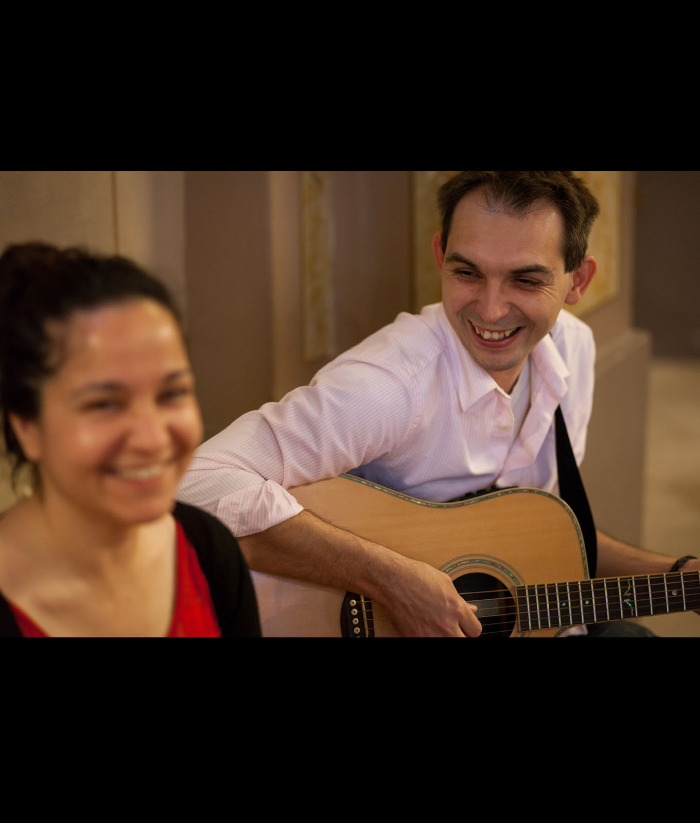 Foto Ljubek, gitarist, smijeh, radost, vjenčanje uz pratnju gitare