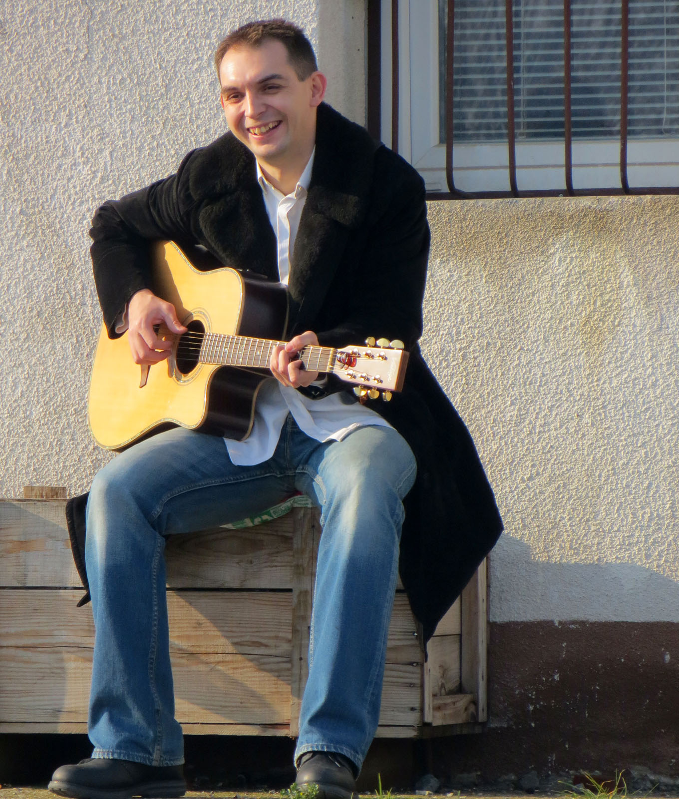 Gitarist, kaput, zima, prozor, žaluzine, osunčana kuća