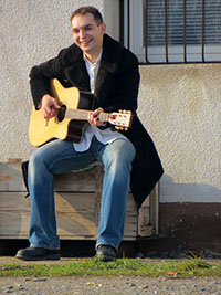 Gitarist, kaput, zima, prozor, žaluzine, osunčana kuća