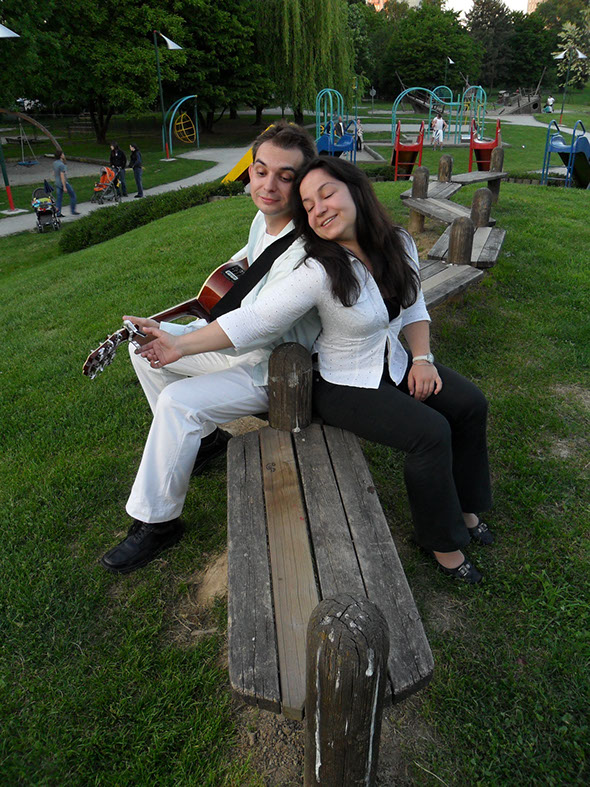 dječji park, tobogan, igra, crno-bijela kombinacija, klupice, pjesma