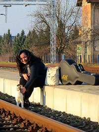 domaća mačka, Maton gitara, note, putovanje, čekanje, vlak, postaja, zalazak sunca