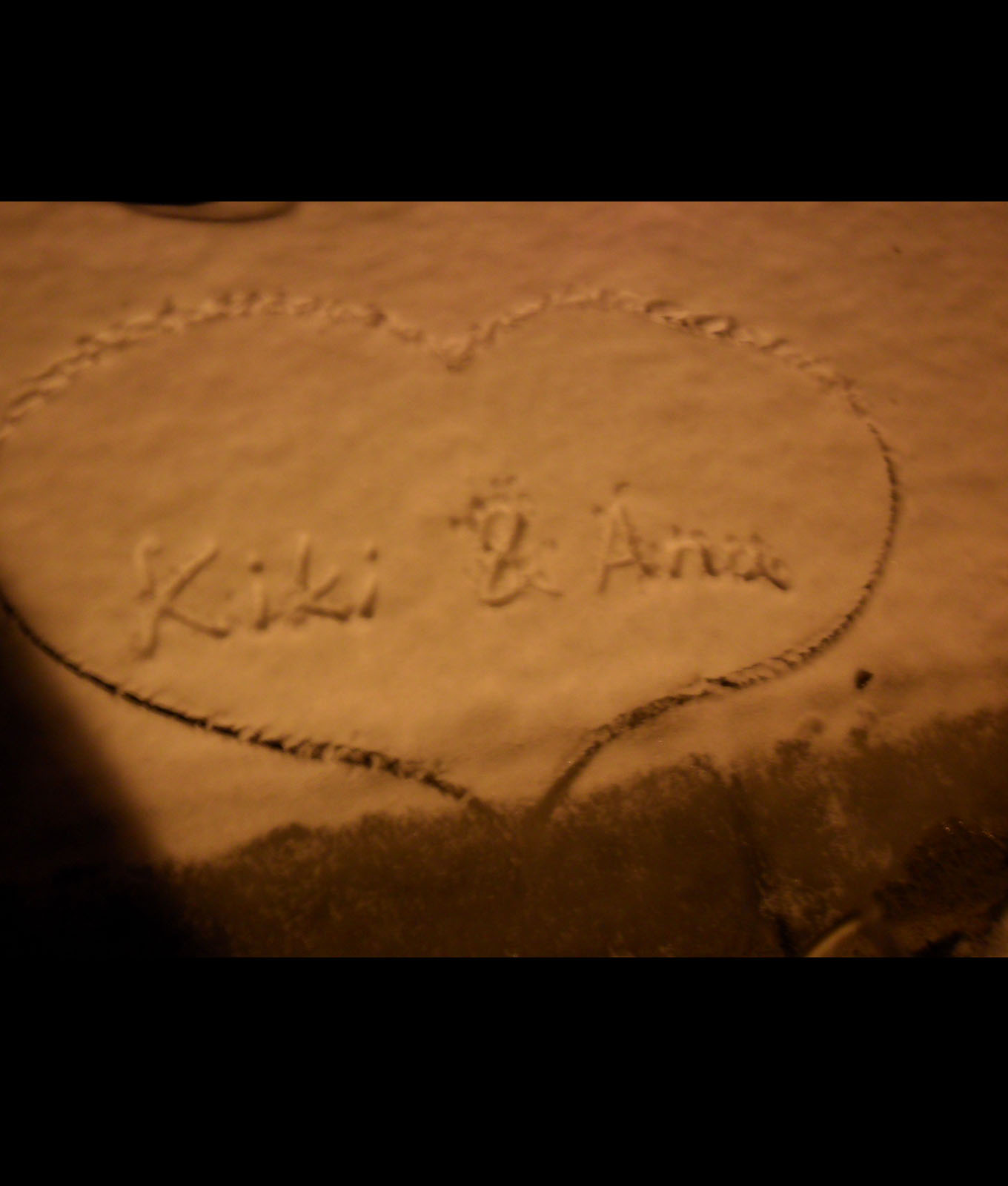 srce u snijegu, tragovi, tko se tiska taj se vidi i po mraku